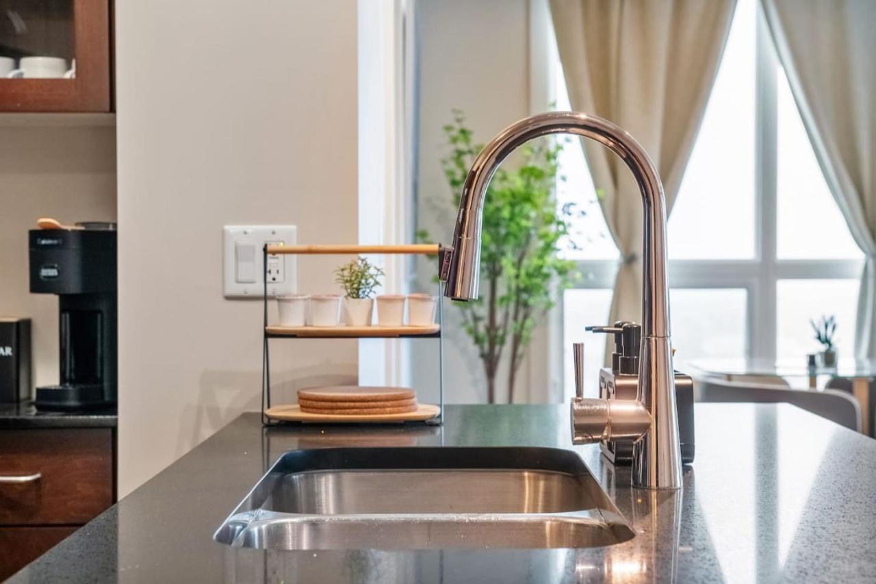 Upscale Penthouse Stay With Mountain & City Views, Free Parking, Bbq Grill, Office Space & More YYC Eksteriør bilde