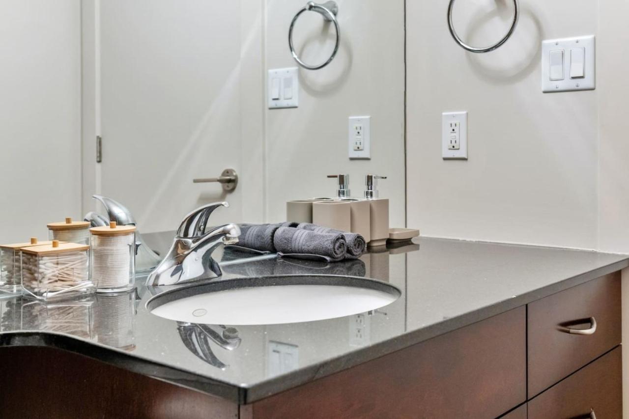 Upscale Penthouse Stay With Mountain & City Views, Free Parking, Bbq Grill, Office Space & More YYC Eksteriør bilde